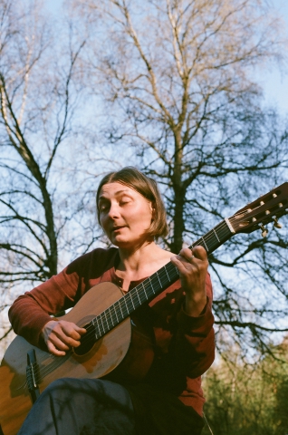 Daria Kozłowska-Wrony wykonuje pieśni własnego autorstwa