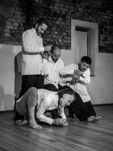 Scena ze spektaklu "Męska podróż na południe" prezentowanego podczas festiwalu Wioska Teatralna