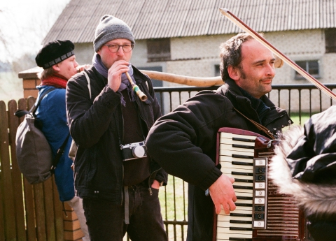 Alilujka. Muzykowanie przed wejściem na podwórko do gospodarzy