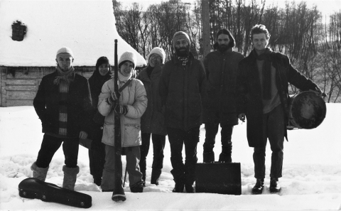 Grupowe zdjęcie kolędników przed chyżą w Nowicy