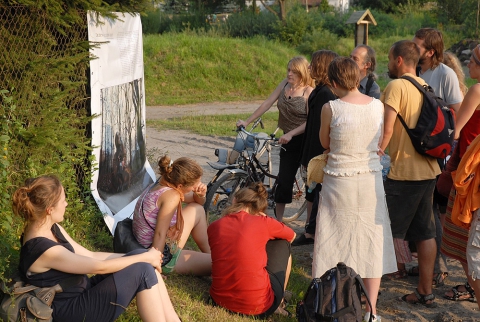 Plenerowa wystawa "animowanych fotografii" na podstawie książki Ryszarda Kapuścińskiego, koordynator: Piotr Zatoń na festiwalu Wioska Teatralna