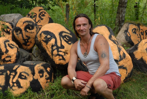 Robert Paluchowski on the background of "Kamienie Krzysia i Doroty" located on the road from the Węgajty Theatre to Galeria Ręką Dzieło (graphics: Karolina Witowska)
