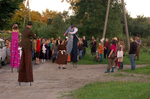 "Dzwonić lecieć" - spektakl uliczny Teatru Svabodny z Brześcia (Białoruś) w reżyserii Oksany Gajko na festiwalu Wioska Teatralna