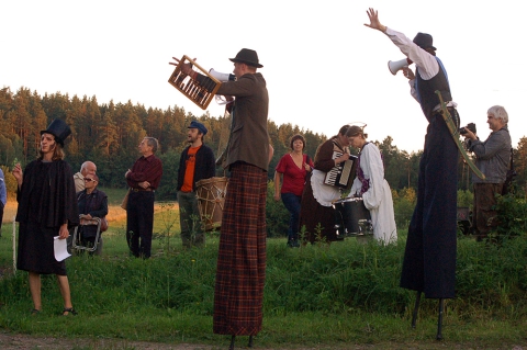 "Dzwonić lecieć" - spektakl uliczny Teatru Svabodny z Brześcia (Białoruś) w reżyserii Oksany Gajko na festiwalu Wioska Teatralna