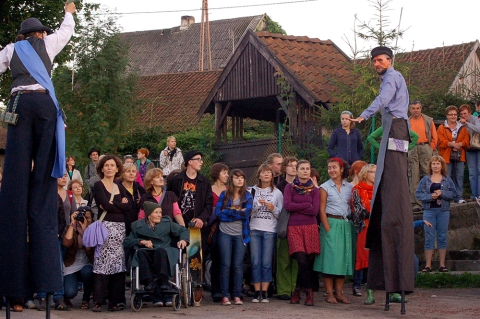 "Dzwonić lecieć" - spektakl uliczny Teatru Svabodny z Brześcia (Białoruś) w reżyserii Oksany Gajko na festiwalu Wioska Teatralna