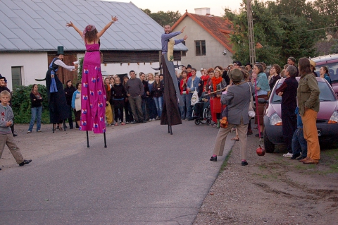 Dzwonić lecieć - spektakl uliczny Teatru Svabodny z Brześcia (Białoruś) w reżyserii Oksany Gajko na festiwalu Wioska Teatralna