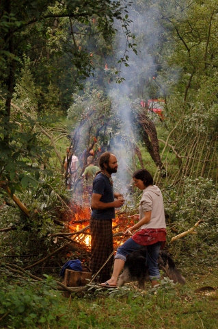 "Nie czekaj Lecilaty" - outdoor performance by Krzysztof Wrona and Teatru Lalek Gałązen from Dąbrowa Dolna with the participation of children