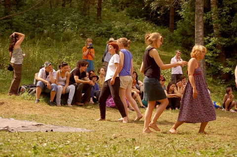 Fuzja, teatralne "Jam session” łączące elementy wszystkich warsztatów, prowadzenie: Wacław Sobaszek, na festiwalu Wioska Teatralna
