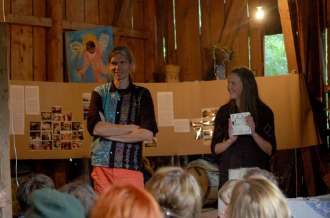 The road to the temple and back - a collage of photos, sounds, poetry and stories from a trip to India through Georgia - Karolina Placha and David Zelinka at the Theatre Village festival