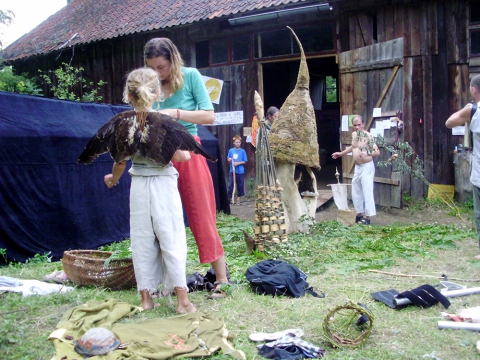Przygotowania przed spektaklem "Nie czekaj Lecilaty" na festiwalu Wioska Teatralna