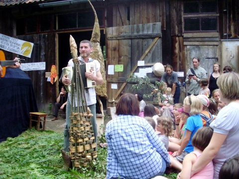 "Nie czekaj Lecilaty" - outdoor performance by Krzysztof Wrona and Teatru Lalek Gałązen from Dąbrowa Dolna with the participation of children