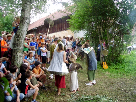 "Nie czekaj Lecilaty" - spektakl plenerowy Krzysztofa Wrony w wykonaniu Teatru Lalek Gałązen z Dąbrowy Dolnej z udziałem dzieci