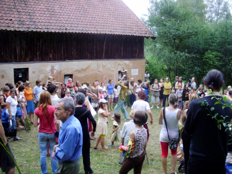 "Nie czekaj Lecilaty" - spektakl plenerowy Krzysztofa Wrony w wykonaniu Teatru Lalek Gałązen z Dąbrowy Dolnej z udziałem dzieci