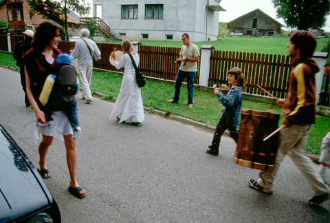 Music of the bands Kapeli Terenowej and Krótka Polka during the Theatre Village festival