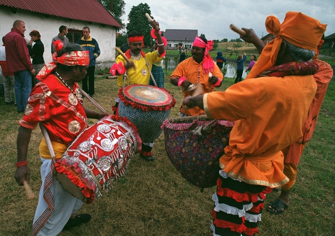 Parade with the participation of the Indian band Milon Mela during the Theatre Village festival
