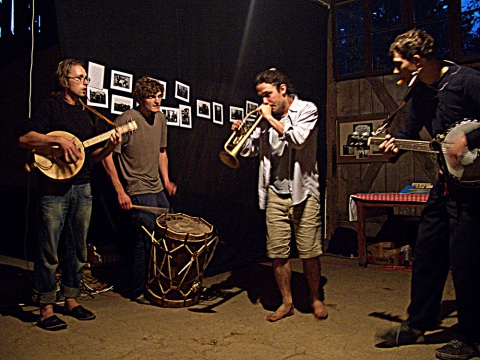 Wieczorne jam session na festiwalu Wioska Teatralna