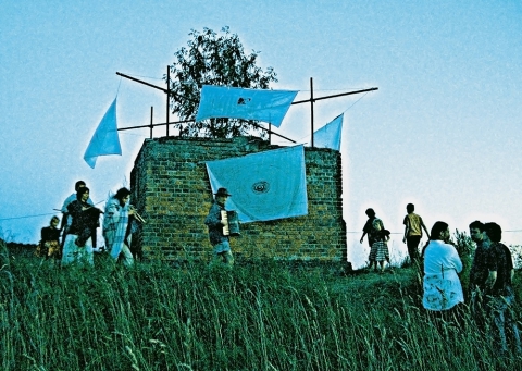 Unscheduled music and performative session at the end of the Theater Village festival