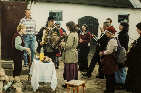 People singing Alleluias 
