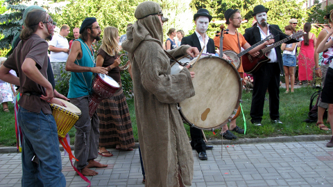 Finissage, teatralne jam session, parada-spektakl prowadzony przez Teatr Svabodny z Brześcia i miejscowych bębniarzy (Jonkowo - Węgajty)
