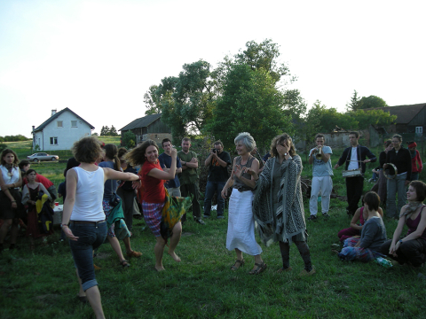 tańce z flagami: Teatr Form Czarno-Białych "Plama"