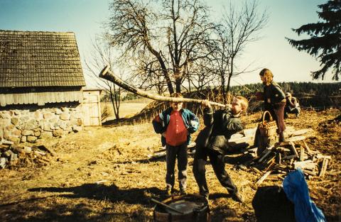 The youngest hosts playing the ligava