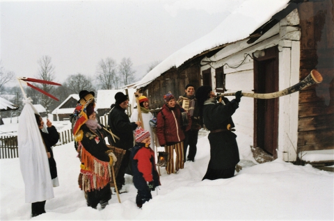 Kolędnicy przed chyżą