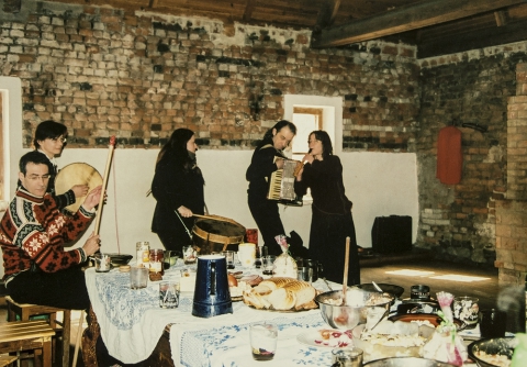 Music-making in the theatre at the Easter table