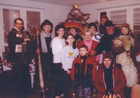 Group photo of carol singers and hosts