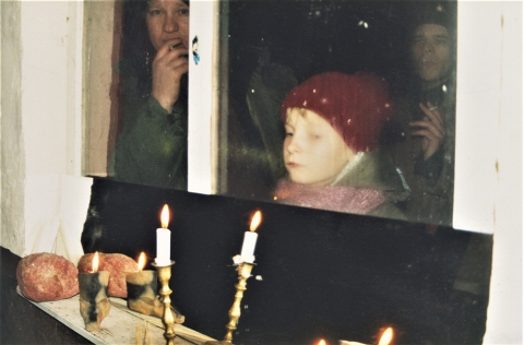 Widzowie przybywający na zapusty do remizy w Węgajtach