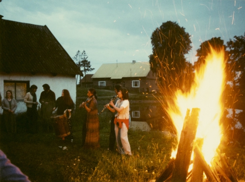 Sobótka w Węgajtach. Muzykowanie przy remizie
