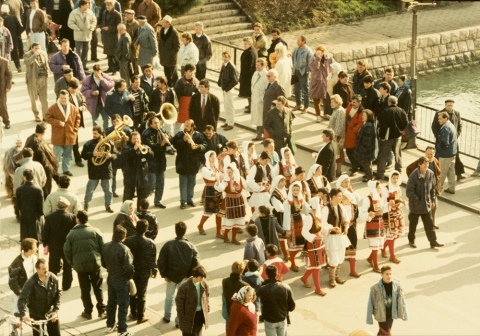Karnawał w Macedonii. Pochód z muzyką idący przez miasto