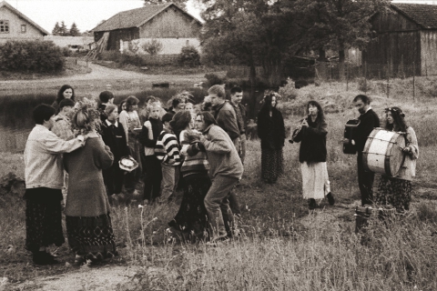 Sobótka w Węgajtach. Tańce i muzyka nad stawem