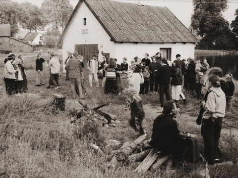 Sobótka w Węgajtach. Zgromadzenie nad stawem