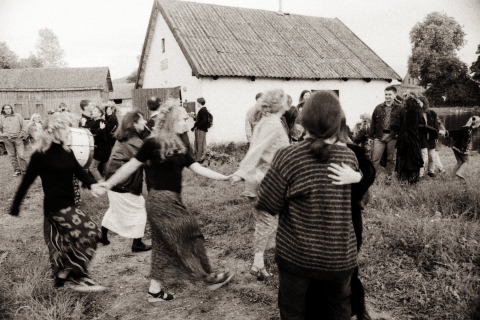 Taniec na łące przy remizie OSP podczas Sobótki