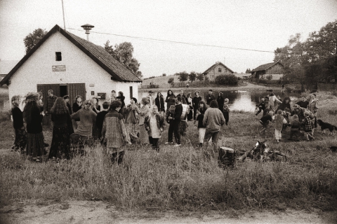 Sobótka w Węgajtach. Tańce i muzyka nad stawem przy remizie