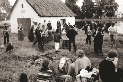 Sobótka w Węgajtach. Muzykowanie nad stawem przy remizie