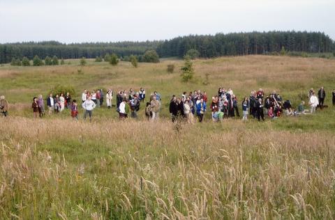 Widownia w trakcie wędrówki podczas widowiska plenerowego "Missa Pagana - spektakl - wędrówka"