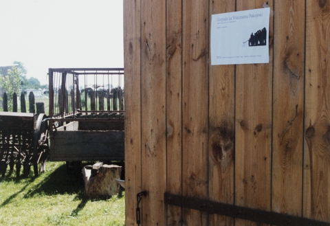 Plakat spektaklu "Gospoda ku Wiecznemu Pokojowi" na drzwiach stodoły w Stoczku