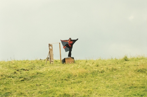 Scena z bocianem ze spektaklu "Upiorny całun. Widowisko plenerowe"