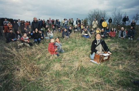 Scena ze spektaklu-wędrówki "Missa Pagana - spektakl - wędrówka"