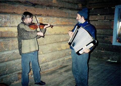 Próba muzyczna w bazie kolędników we wsi Leszczyny