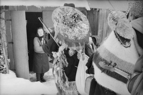 Christmas carolling. Carol singers on the doorstep