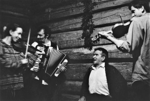 Making music with Stefan Kłapik, host from Kunkowa, during Christmas carolling