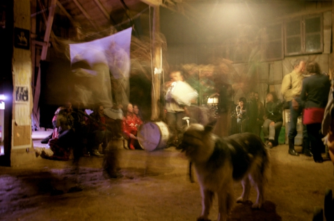 Music-making and conversations in the barn during the Theatre Village festival. Impression