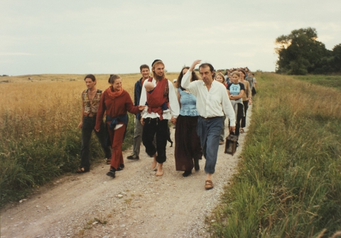 Grupa idzie polną drogą na czele z Wacławem Sobaszkiem 