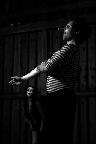 Scena ze spektaklu "Kalevala - fragmenty niepisane" prezentowanego podczas Trzecich Spotkań Teatralnych w Teremiskach