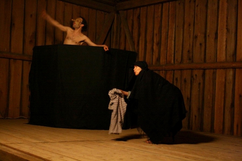 Scena ze spektaklu "Kalevala - fragmenty niepisane" prezentowanego podczas Trzecich Spotkań Teatralnych w Teremiskach