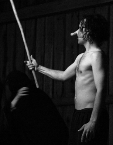 Scena ze spektaklu "Kalevala - fragmenty niepisane" prezentowanego podczas Trzecich Spotkań Teatralnych w Teremiskach