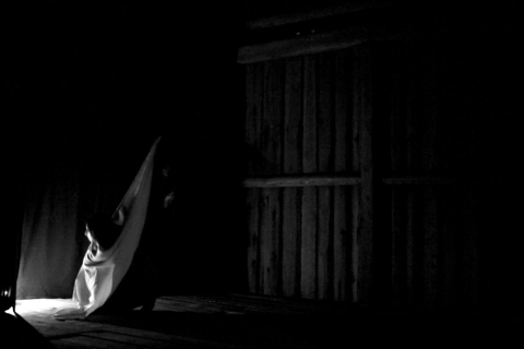 Scena ze spektaklu "Kalevala - fragmenty niepisane" prezentowanego podczas Trzecich Spotkań Teatralnych w Teremiskach