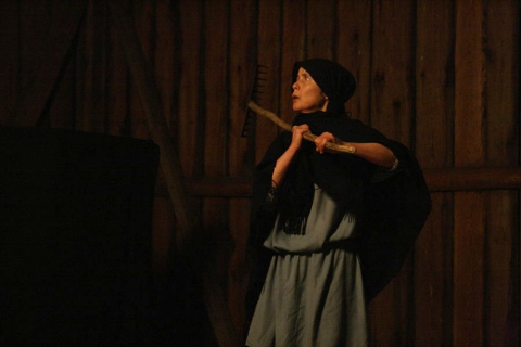 Scena ze spektaklu "Kalevala - fragmenty niepisane" prezentowanego podczas Trzecich Spotkań Teatralnych w Teremiskach